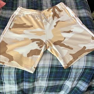 Adidas Multi-Color Camo Shorts - Size Large